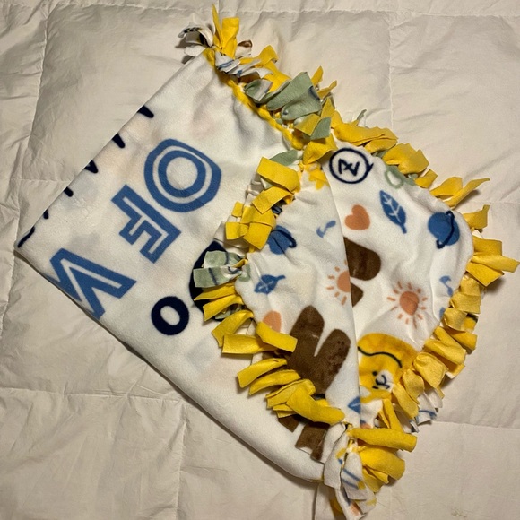 NWT Fleece 48” Throw Blanket - Picture 3 of 7